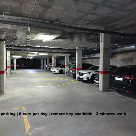 Luxury Accommodation, Next To & Train Station *