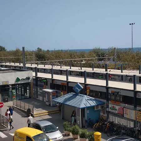 Luxury Accommodation, Next To & Train Station *