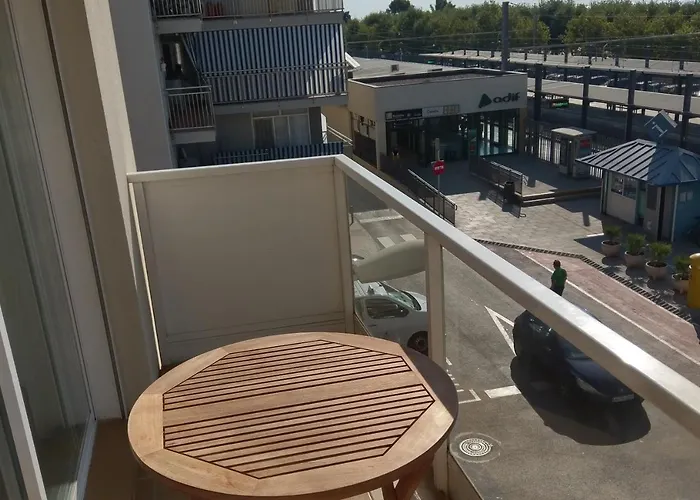 Luxury Accommodation, Next To & Train Station *