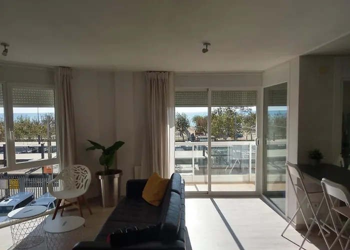 Luxury Accommodation, Next To & Train Station *